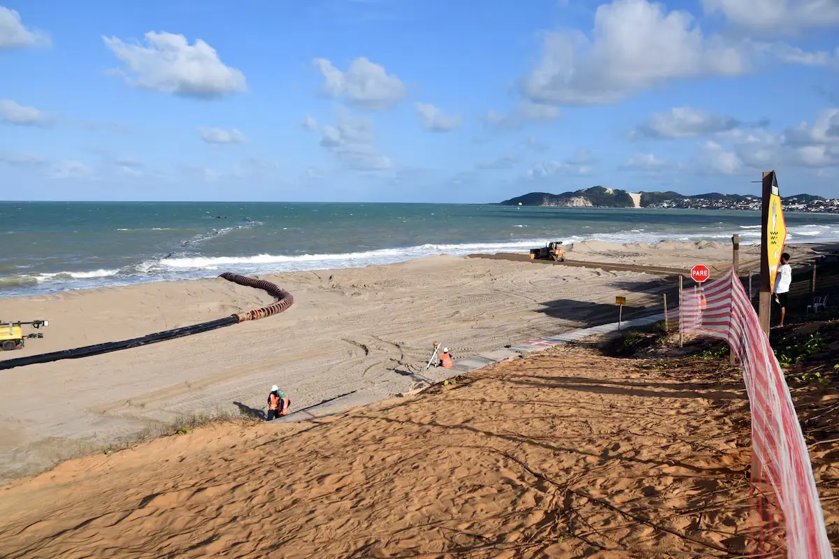 Segundo especialistas, cartões-postais, como a praia de Ponta Negra e a Via Costeira, sofrem processo erosivo crônico | Foto: Magnus Nascimento/Secom/Prefeitura do Natal
