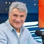 Foto do locutor esportivo Cléber Machado nos estúdios do SBT