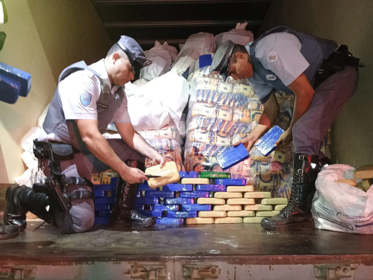 Cocaína em caminhão apreendida pela polícia de São Paulo