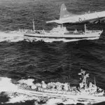 Avião e embarcação norte-americanos escoltando um cargueiro soviético, que estava retirando os mísseis de Cuba em 1962 | Foto: Reprodução/Redes sociais