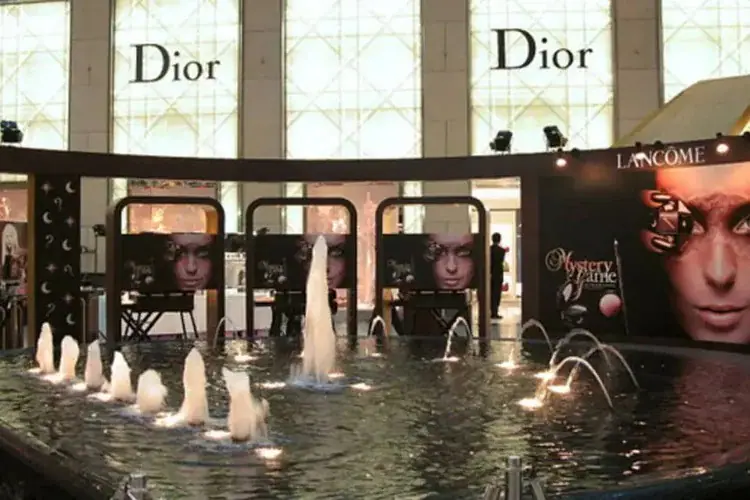 Uma das lojas Dior, que estão espalhadas pelo mundo: marca integra hoje um império do segmento de luxo que fatura US$ 500 bilhões | Foto: Reprodução/Redes sociais