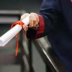Diplomas precisam ter comprovação do MEC | Foto: Gül Işık/Pexels - ensino superior