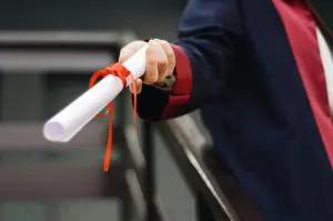 Diplomas precisam ter comprovação do MEC | Foto: Gül Işık/Pexels - ensino superior