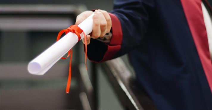 Diplomas precisam ter comprovação do MEC | Foto: Gül Işık/Pexels - ensino superior