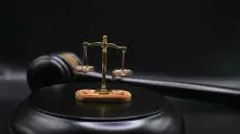 Martelo e balança da Justiça, em alusão à matéria dos 5 desembargadores afastados