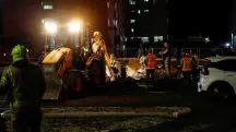 Militares de Israel trabalham depois de míssil disparado pelo grupo terrorista Hezbollah atingir a cidade de Haifa | Foto: Shir Torem/Reuters