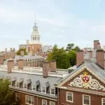 Atualmente, Harvard detém o maior orçamento financeiro entre as instituições de ensino do mundo | Foto: Reprodução/Harvard College