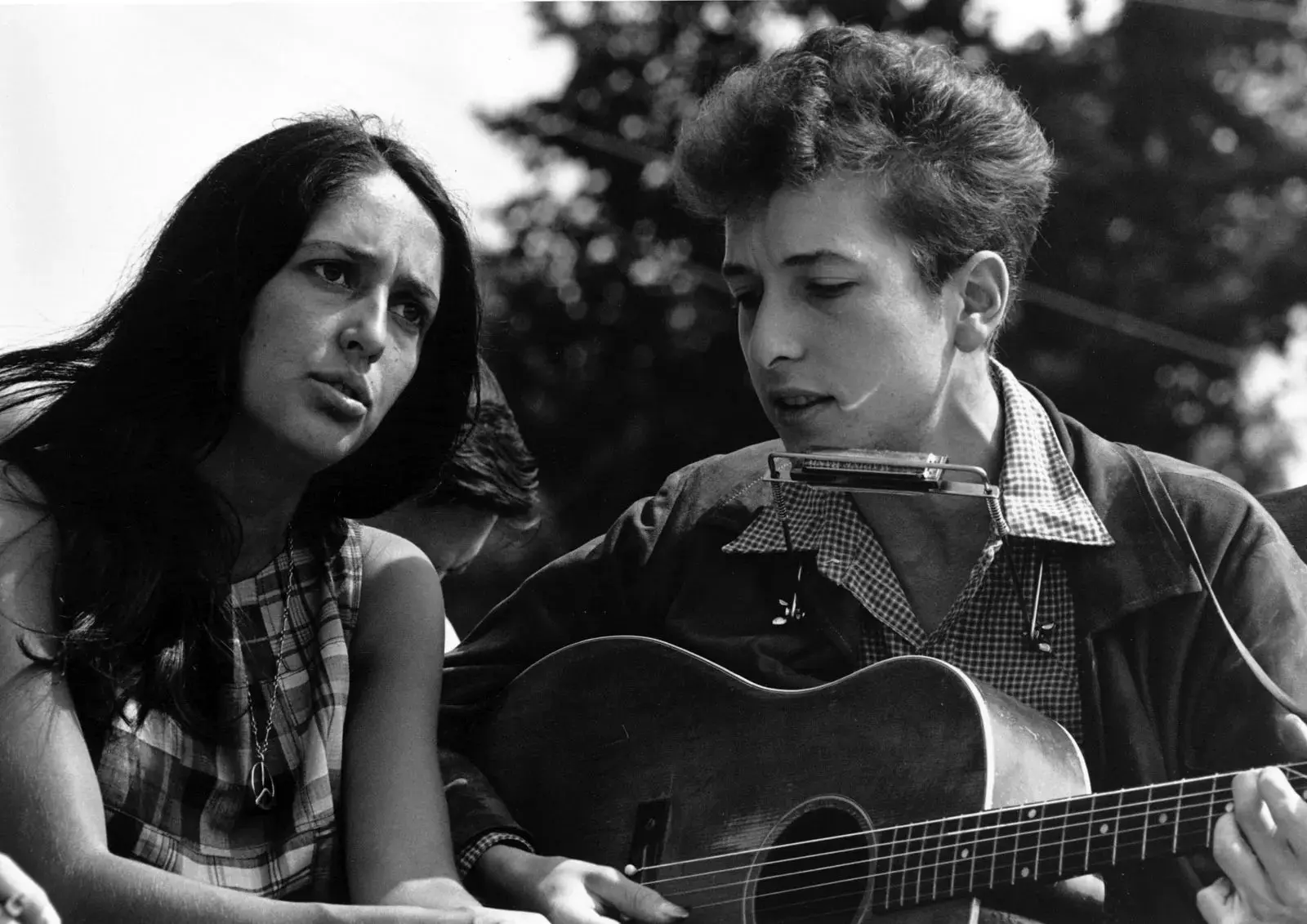 Bob Dylan era autodidata e aprendeu a tocar harmônica, guitarra e piano | Foto: Reprodução/Redes sociais