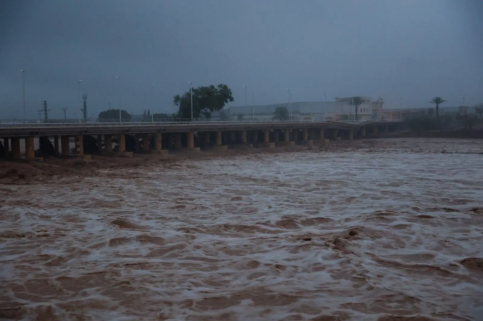 Chuva provocou o desabamento parcial de uma ponte em Valência | Foto: Eva Manez/Reuters