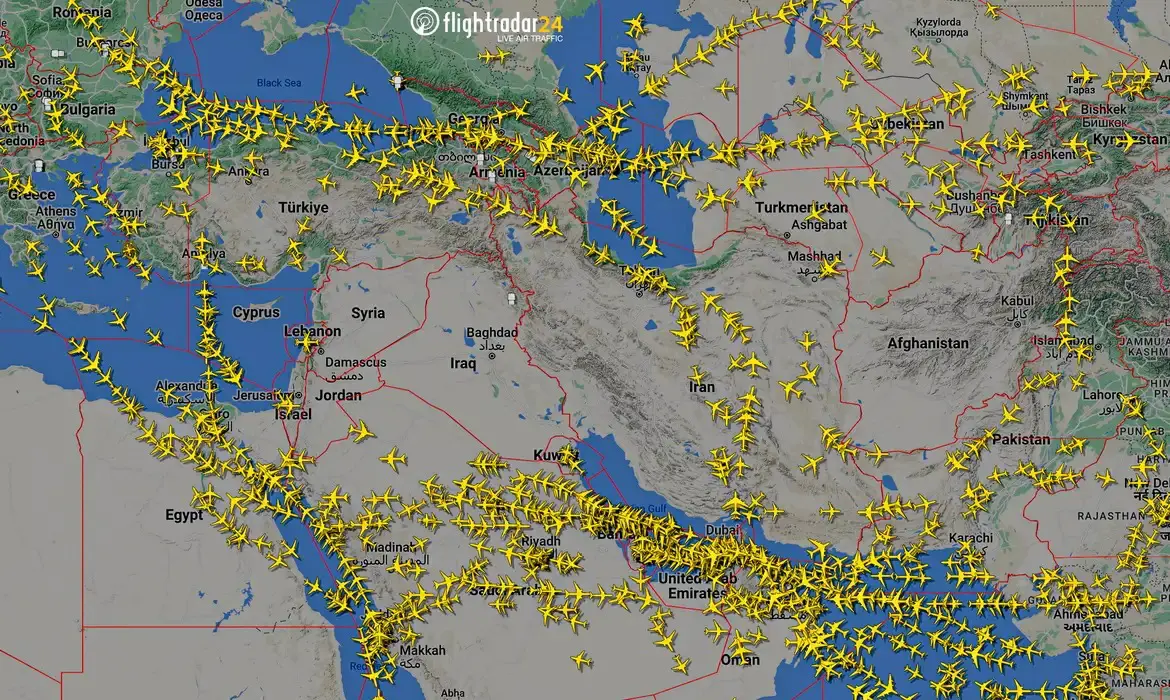 Rastreador mostra espaço aéreo na região do Oriente Médio: voos desviados sob risco de colisão com mísseis balísticos | Foto: Reprodução/FlightRadar24