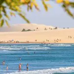 Praia na Vila de Jericoacoara: questão fundiária é incógnita no impacto para o turismo local | Foto: Governo do Ceará/Divulgação