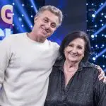 Foto de Luciano Huck e Déa Lúcia, mãe de Paulo Gustavo