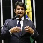 Justiça investiga envolvimento de laboratório que tem como sócios parentes do deputado federal Dr. Luizinho (PP), ex-secretário estadual de Saúde | Foto: Câmara dos Deputados/Divulgação