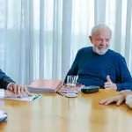 Lula se reuniu com o assessor de assuntos internacionais Celso Amorim e o Ministro-chefe da Secretaria de Relações Institucionais, Alexandre Padilha depois de sofrer um trauma na cabeça no Palácio da Alvorada | Foto: Ricardo Stuckert/PR