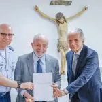 O presidente Luiz Inácio Lula da Silva, o Ministro da Defesa, José Múcio, e o comandante da Aeronáutica, tenente-brigadeiro do ar Marcelo Damasceno, apresentam projeto que prevê a criação da Alada, empresa pública aeroespacial | Foto: Ricardo Stuckert/Presidência da República