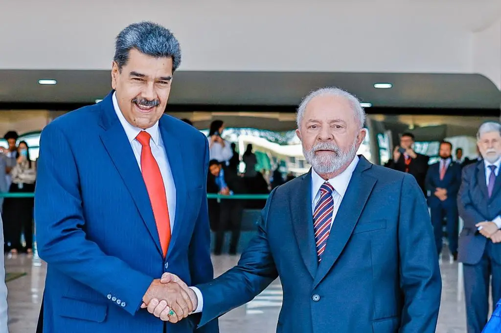 Nicolás Maduro e Lula de mãos dadas | Foto: Reprodução/Ricardo Stuckert/Presidência da República