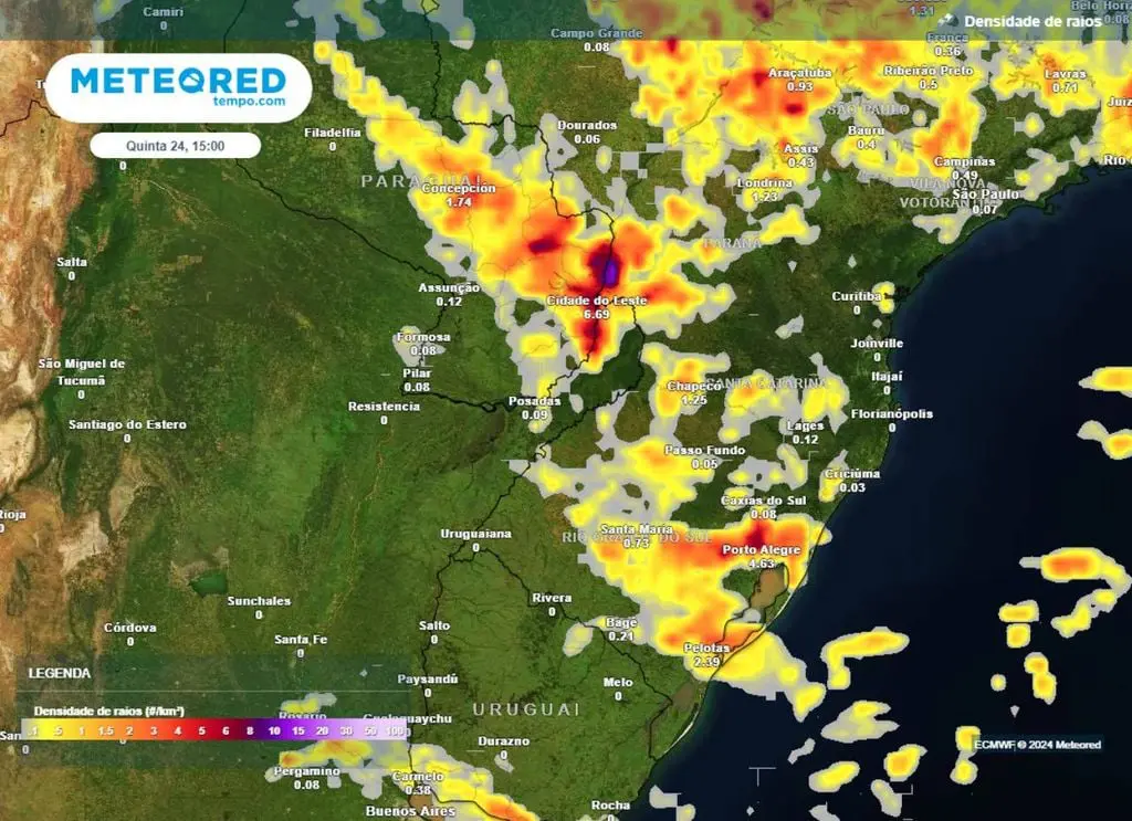 Mapa do portal Meteored mostra previsão de densidade de raios para a tarde da quinta-feira, 24 | Foto: Reprodução/Meteored
