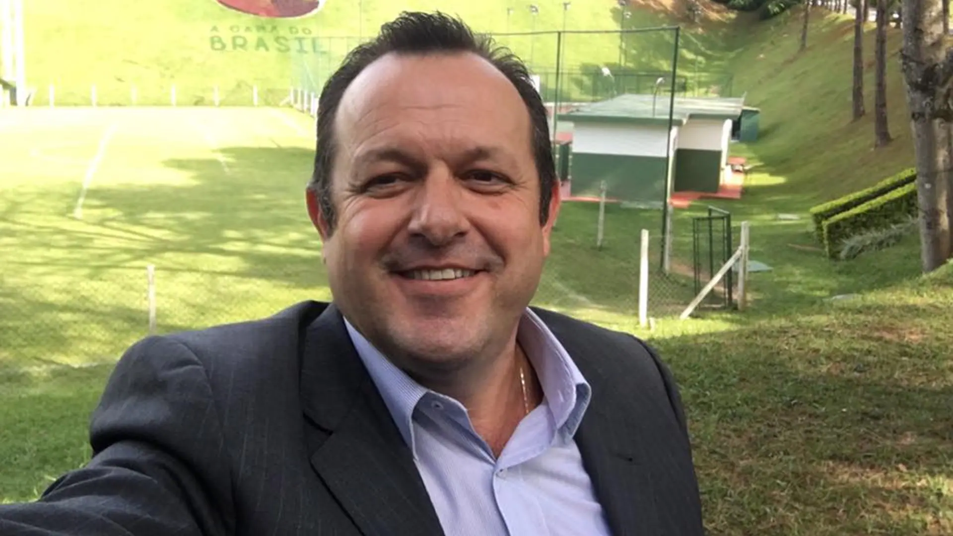 Mauro Lissoni posa na sede do SBT