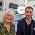 O neurocirurgião Anastasios Giamouriadis e uma de suas pacientes | Foto: Divulgação/NHS Grampian