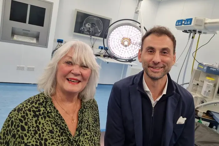 O neurocirurgião Anastasios Giamouriadis e uma de suas pacientes | Foto: Divulgação/NHS Grampian