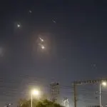 Projéteis lançados pelo Irã sendo interceptados sobre o céu de Tel-Aviv, em Israel | Foto: Reprodução/Redes sociais