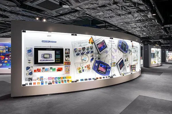 Itens históricos da Nintendo expostos em em uma das paredes do museu | Foto: Divulgação/Nintendo