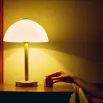 Bandeiras tarifárias de conta de luz são acionadas quando outras fontes de energia não são capazes de atender o consumo da população | Foto: Mykyta Kravčenko/Unsplash
