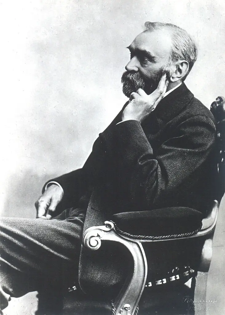 Alfred Nobel é famoso por suas contribuições significativas à ciência e à indústria.
