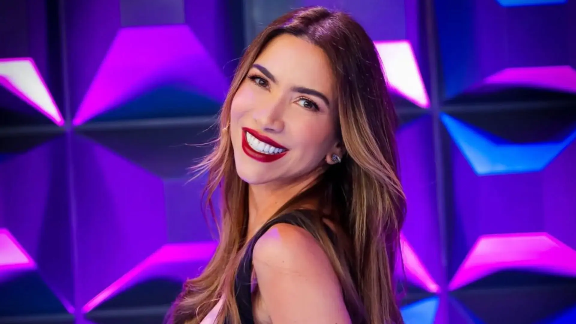 Foto de Patricia Abravanel no estúdio do Programa Silvio Santos