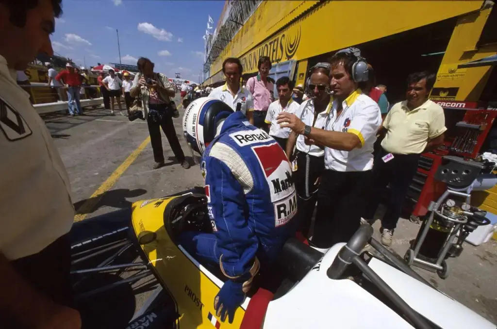 Em meio a uma prova de grande tensão, o Renault de Alain Prost quebra na 35ª volta e o francês vai para os boxes, onde abandona a corrida: sorte de Piquet | Foto: Reprodução/Redes sociais