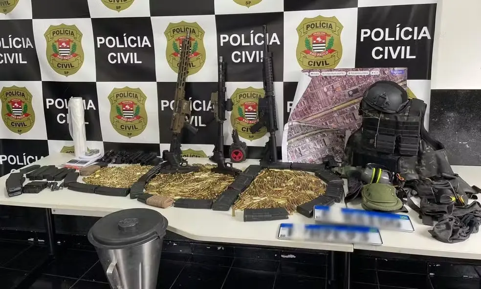 Polícia Civil apreende grande quantidade de armamento e munição no bairro do Limão, em São Paulo: segundo os agentes, era um 'arsenal' | Foto: Divulgação/SSP