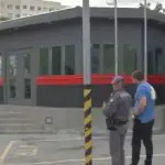 Base fixa da PM na zona norte de São Paulo: criminosos, embarcados em uma motocicleta, fizeram vários disparos, mas, depois, foram alcançados pelo agente: um bandido morreu no confronto e outro fugiu a pé | Foto: Reprodução/Tv Band