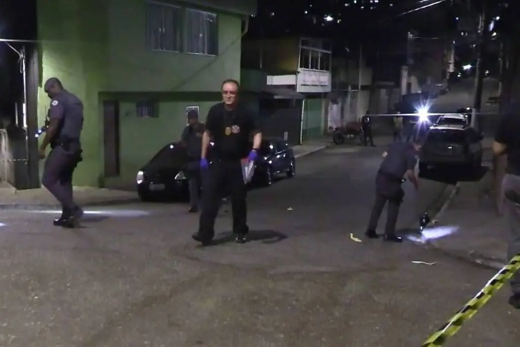 Investigadores trabalham no caso: boletim de ocorrência indica que duas pessoas se aproximaram da vítima e efetuaram os disparos | Foto: Reprodução/TV Globo