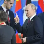 'DitaDolar': na Cúpula, Putin exibe cédula simbólica do Brics