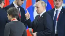 'DitaDolar': na Cúpula, Putin exibe cédula simbólica do Brics