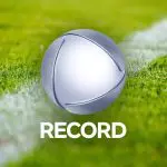 Foto do logotipo da Record em um campo de futebol