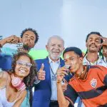 Lula e os jovens que apresentaram a batalha de rimas na quinta 17, em Salvador: evento teria exposto eventual colapso na educação brasileira | Foto: Foto: Ricardo Stuckert / PR