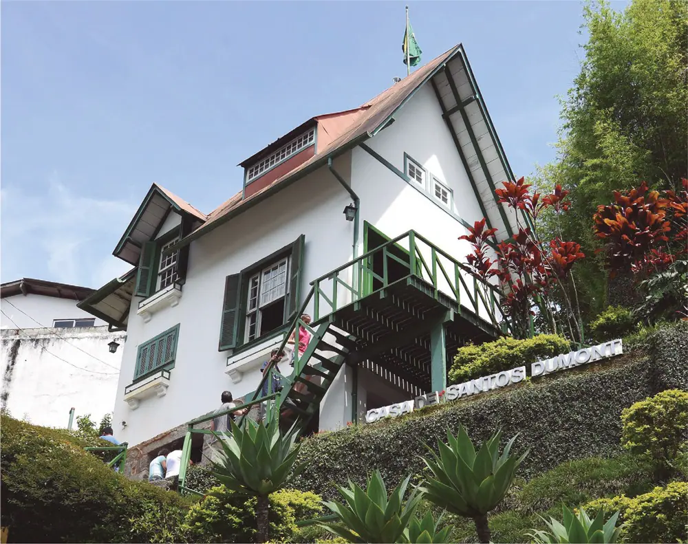 Casa em que Santos-Dumont residiu em Petrópolis, na região serrana do Rio de Janeiro: lugar de grandes invenções, entre elas os degraus com dimensões variadas para se ajustar a cada pisada | Foto: Reprodução/Redes sociais
