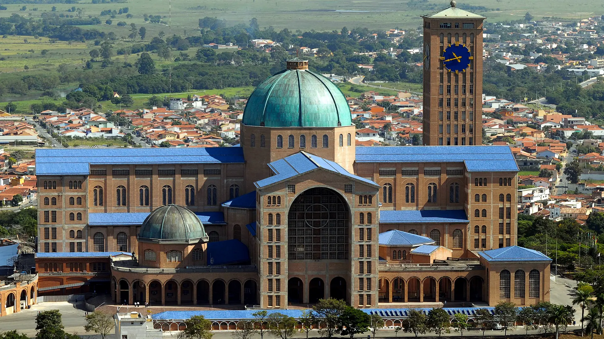 O Santuário de Aparecida espera receber milhares de fiéis neste ano | Foto: Valter Campanato/Agência Brasil