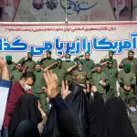 Uma linha de tropas do Corpo da Guarda Revolucionária Islâmica Iraniana atravessando a rua. Na marcha, as forças militares estiveram presentes junto ao povo em Teerã, Irã (4/11/2024) | Foto: Reprodução/Shutterstock