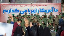 Uma linha de tropas do Corpo da Guarda Revolucionária Islâmica Iraniana atravessando a rua. Na marcha, as forças militares estiveram presentes junto ao povo em Teerã, Irã (4/11/2024) | Foto: Reprodução/Shutterstock