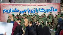 Uma linha de tropas do Corpo da Guarda Revolucionária Islâmica Iraniana atravessando a rua. Na marcha, as forças militares estiveram presentes junto ao povo em Teerã, Irã (4/11/2024) | Foto: Reprodução/Shutterstock