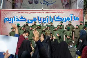 Uma linha de tropas do Corpo da Guarda Revolucionária Islâmica Iraniana atravessando a rua. Na marcha, as forças militares estiveram presentes junto ao povo em Teerã, Irã (4/11/2024) | Foto: Reprodução/Shutterstock