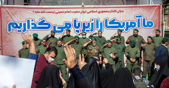 Uma linha de tropas do Corpo da Guarda Revolucionária Islâmica Iraniana atravessando a rua. Na marcha, as forças militares estiveram presentes junto ao povo em Teerã, Irã (4/11/2024) | Foto: Reprodução/Shutterstock