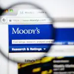 Página inicial da Moody's na tela de um monitor | Foto: Shutterstock