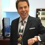 Foto de Silvio Santos com relógio que está sendo vendido pela Jequiti