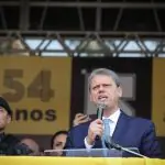 Governador de São Paulo, Tarcísio de Freitas (Republicanos) acredita que a suspensão de contrato faria a empresa corrigir os erros ou evitar a renovação da concessão atual | Foto: Governo de São Paulo/Divulgação