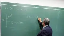 Professor escreve na lousa