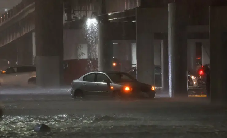 chuva tempestade noturna - viaduto - alagamento