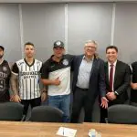 Ministro Alexandre Padilha (Relações Institucionais) recebe, em Brasília, a visita de integrantes da torcida Gaviões da Fiel | Foto: Gaviões da Fiel/Divulgação